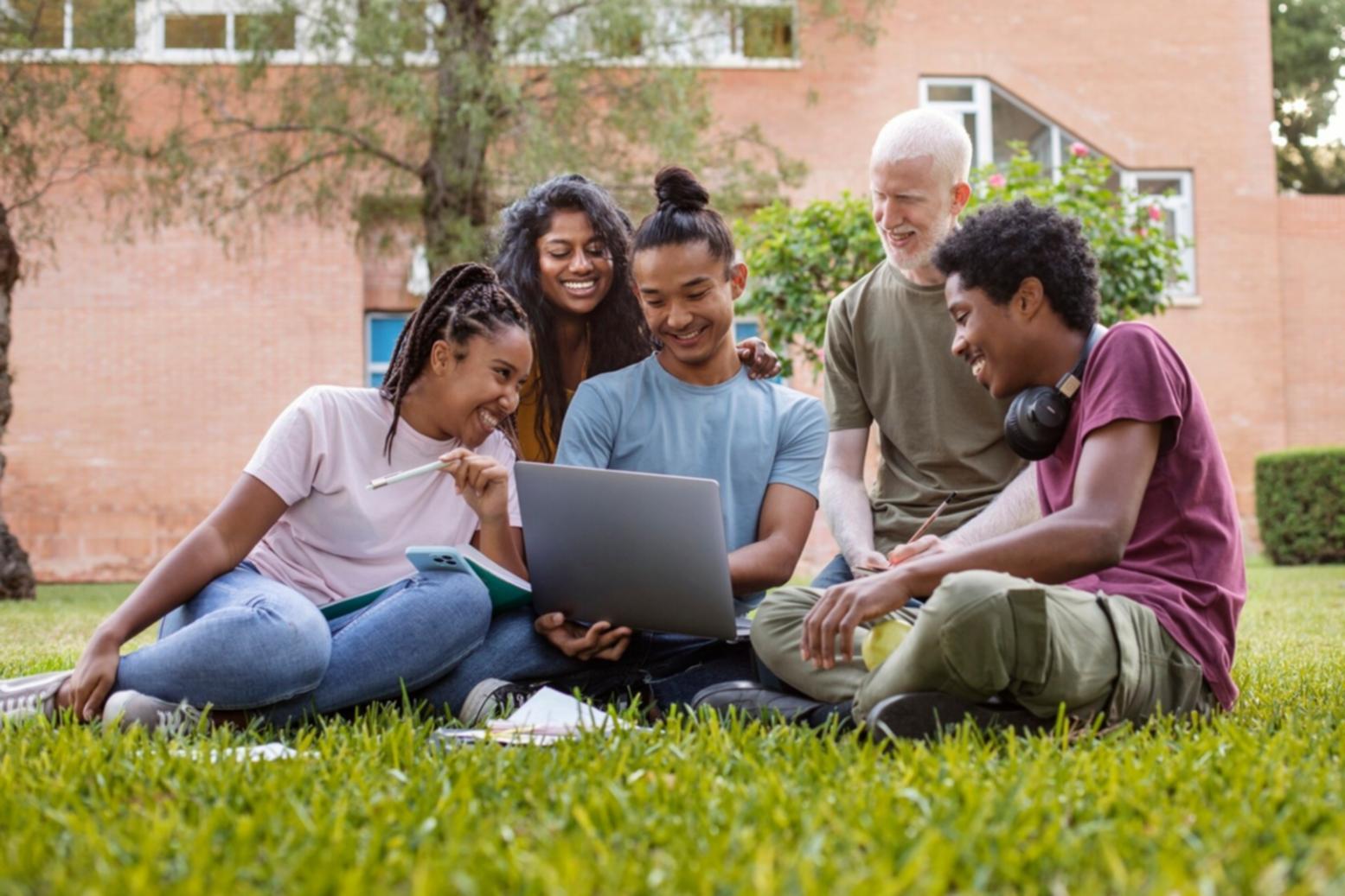 Sesión de formación financiera práctica con estudiantes